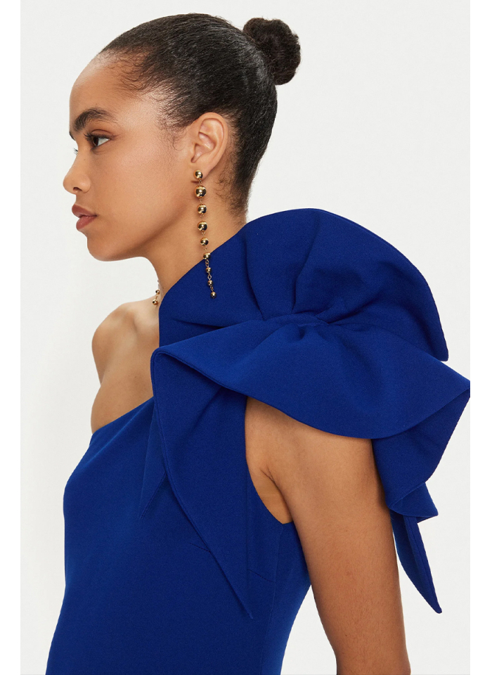 Joseph Ribkoff 243746 Efektowna suknia z falbaną na ramieniu.