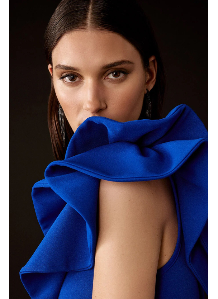 Joseph Ribkoff 243746 Efektowna suknia z falbaną na ramieniu.