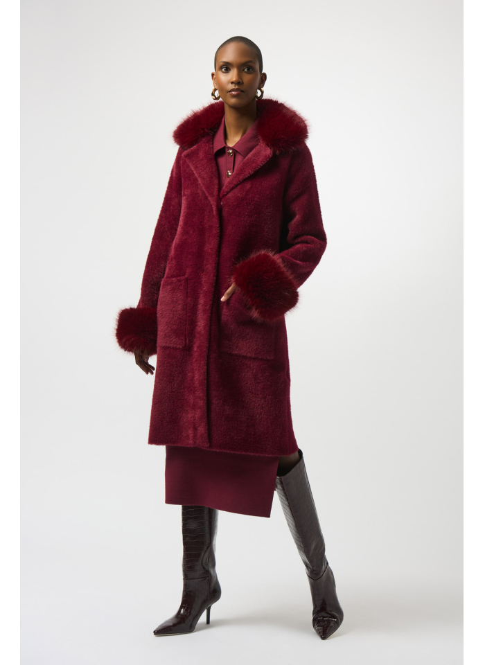 Joseph Ribkoff 243923 Bordowy, dzianinowy płaszcz z futrzanym wykończeniem