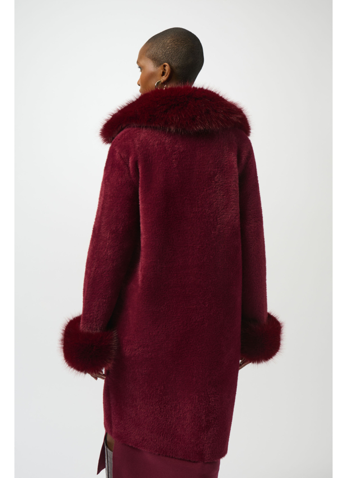 Joseph Ribkoff 243923 Bordowy, dzianinowy płaszcz z futrzanym wykończeniem