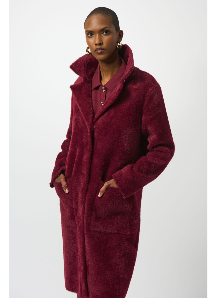 Joseph Ribkoff 243923 Bordowy, dzianinowy płaszcz z futrzanym wykończeniem