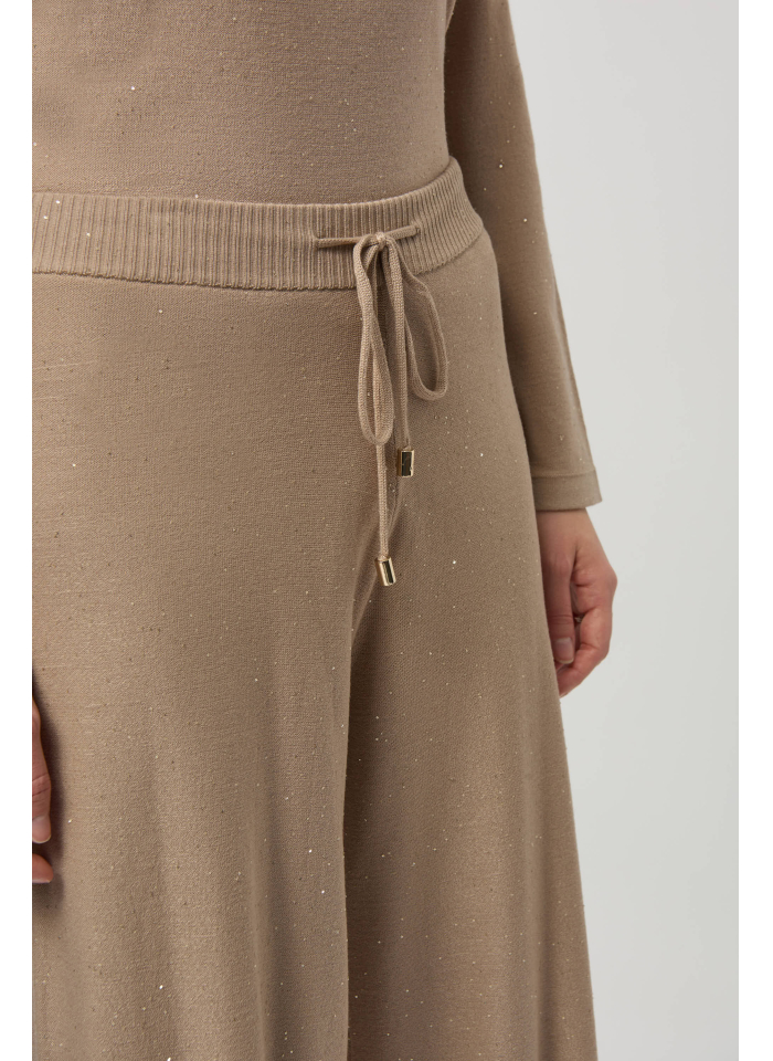 Joseph Ribkoff 244922 Beżowe, dzianinowe spodnie zdobione cekinami