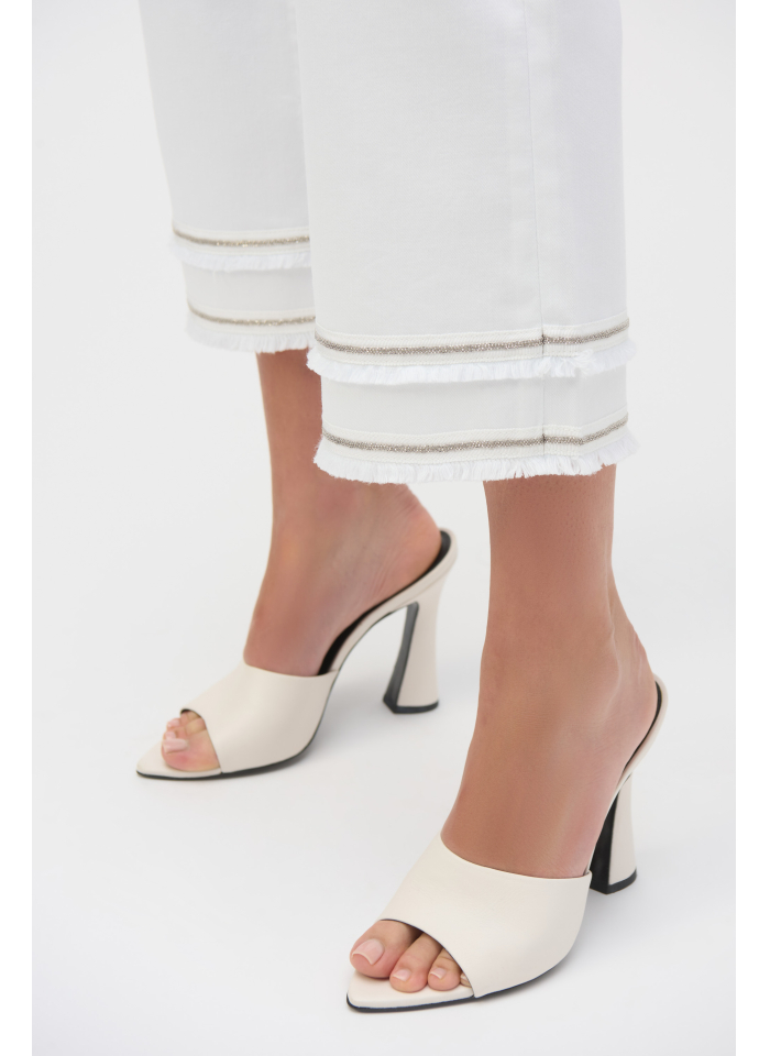 Joseph Ribkoff 252913 Białe spodnie jeans z postrzępioną nogawką zdobioną cekinami