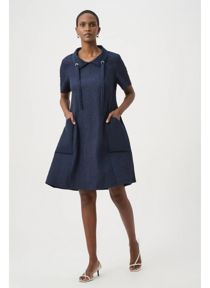 Joseph Ribkoff 261027 Granatowa sukienka z efektownym kołnierzem.