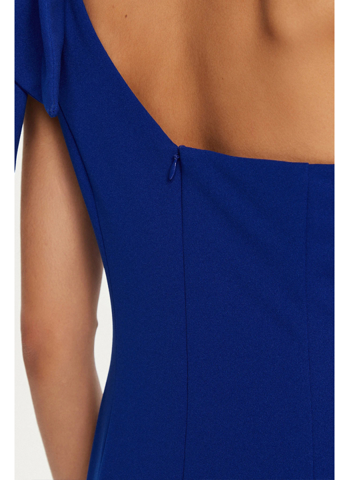 Joseph Ribkoff 243746 Efektowna suknia z falbaną na ramieniu.