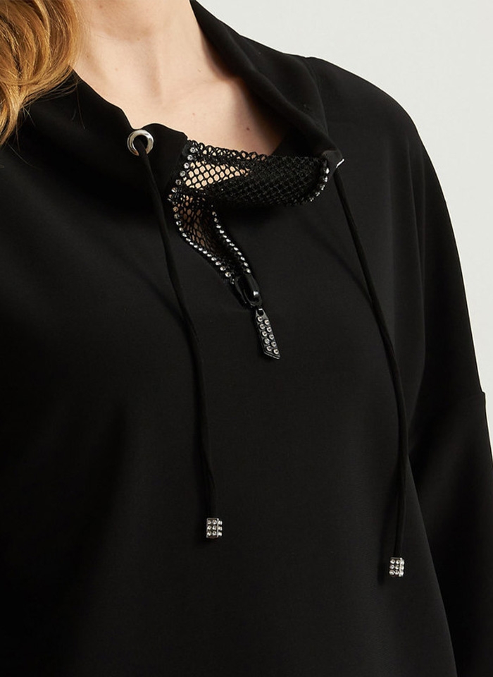 Joseph Ribkoff 213377 Czarna bluza w sportowym stylu z ozdobnym zamkiem.