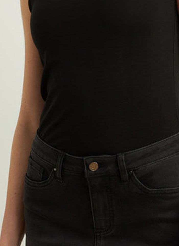 Joseph Ribkoff, Dżinsowe spodnie z ażurowym wykończeniem nogawki.