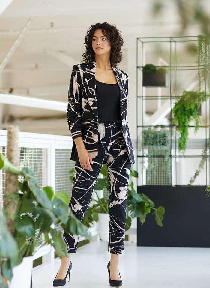 Joseph Ribkoff. Czarny żakiet w  beżowy wzór.