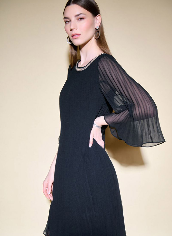 Joseph Ribkoff.  Czarna sukienka w plisy z ozdobnym dekoltem.