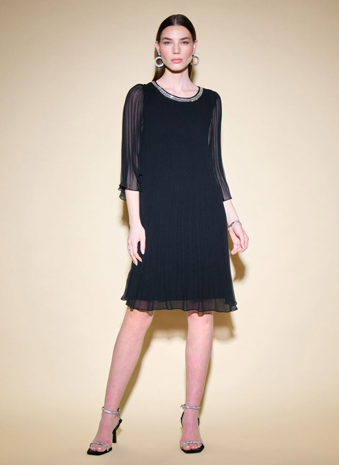 Joseph Ribkoff.  Czarna sukienka w plisy z ozdobnym dekoltem.