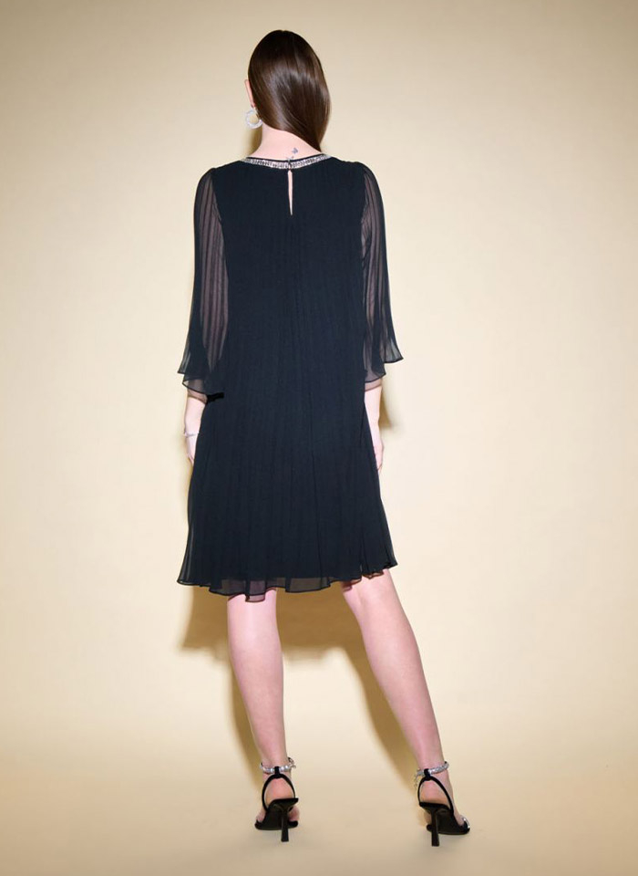 Joseph Ribkoff.  Czarna sukienka w plisy z ozdobnym dekoltem.