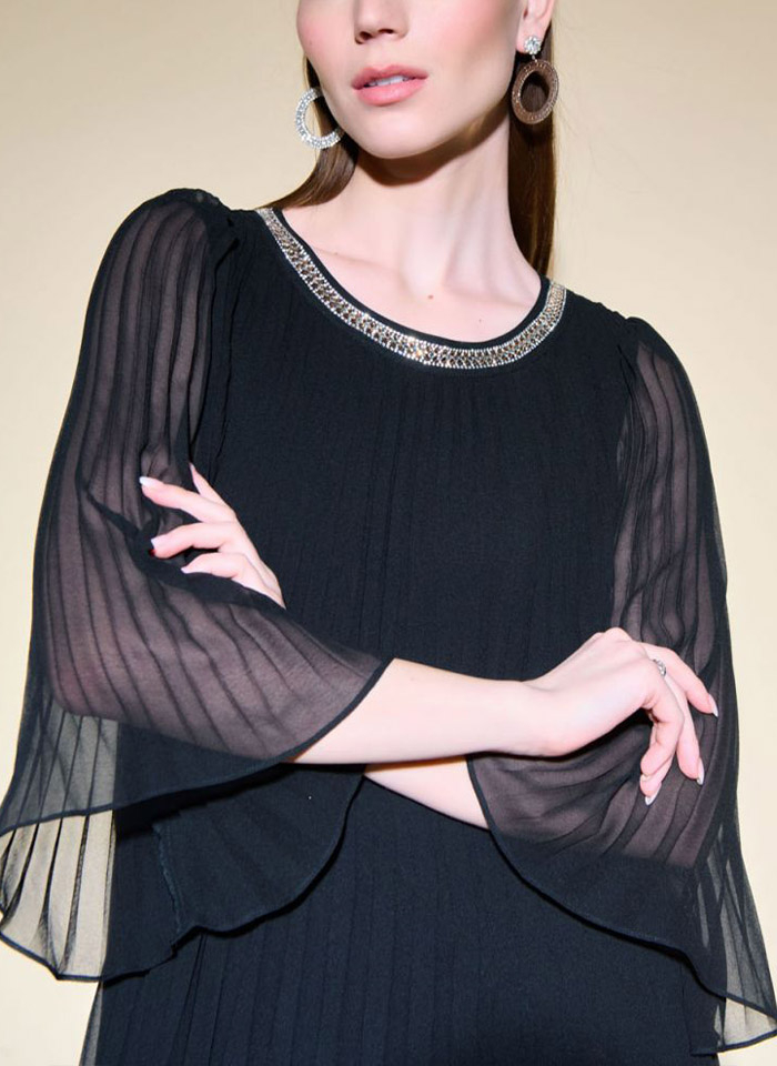 Joseph Ribkoff.  Czarna sukienka w plisy z ozdobnym dekoltem.