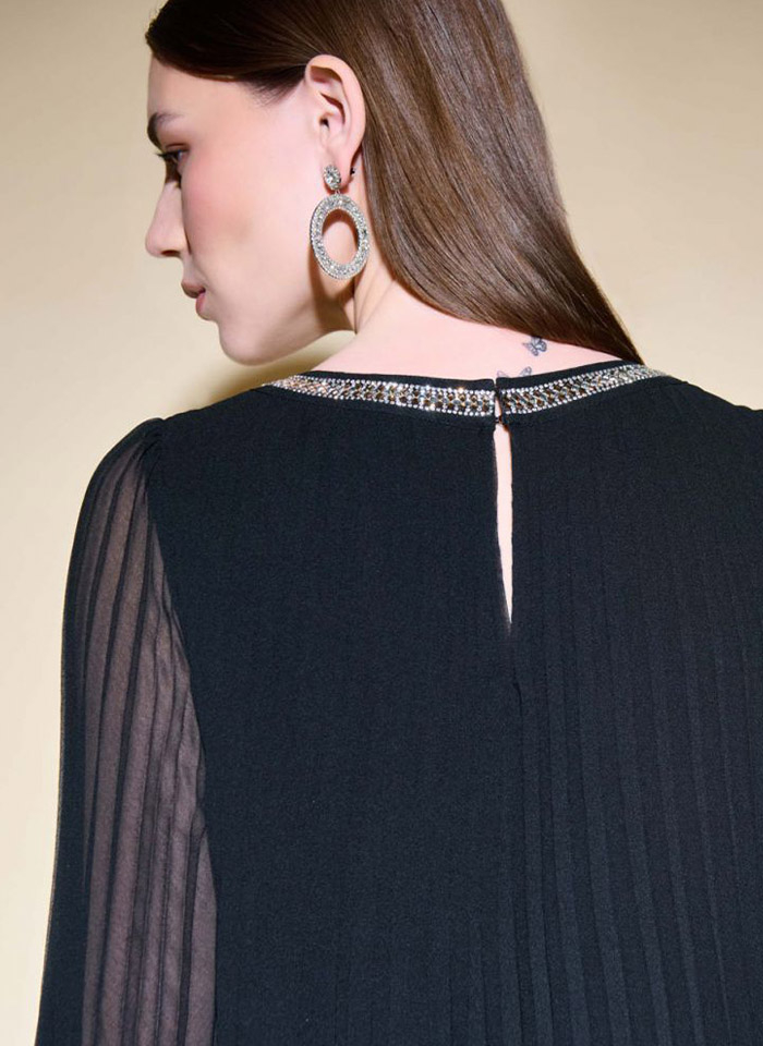 Joseph Ribkoff.  Czarna sukienka w plisy z ozdobnym dekoltem.