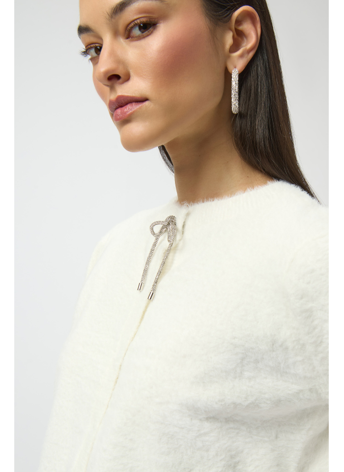 Joseph Ribkoff 254955 Biały sweter z futerkowej dzianiny z kokardką z cyrkonii