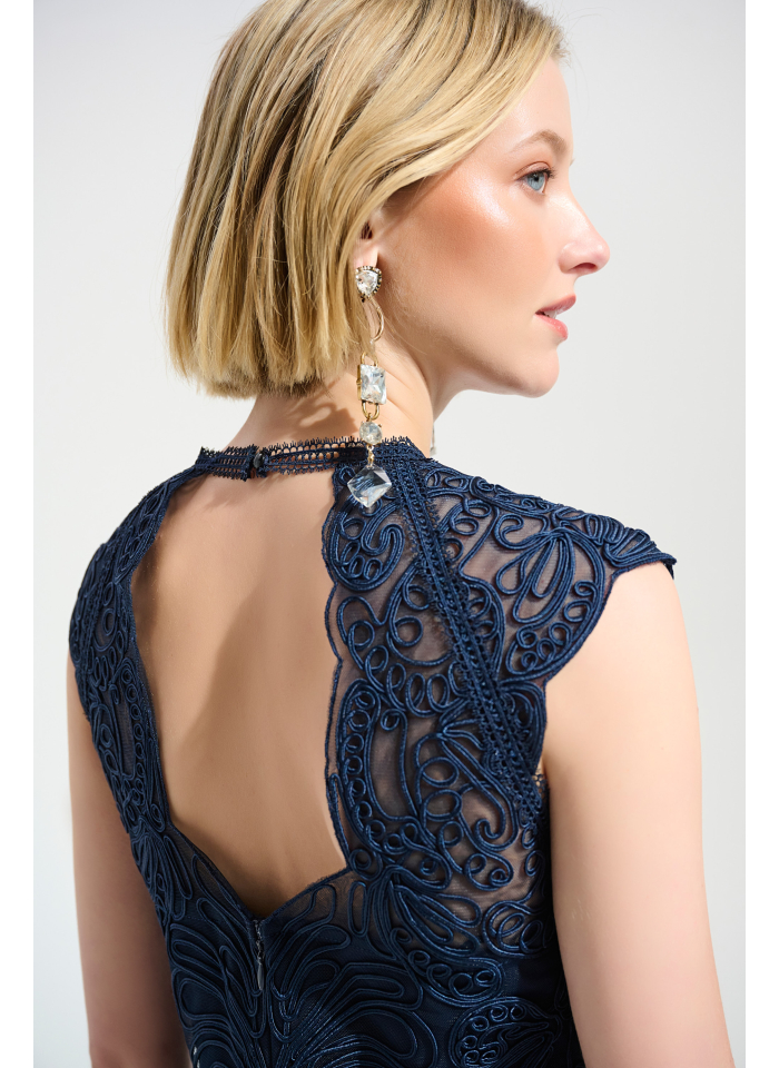 Joseph Ribkoff 261740 granatowa sukienka zdobiona gipiurą