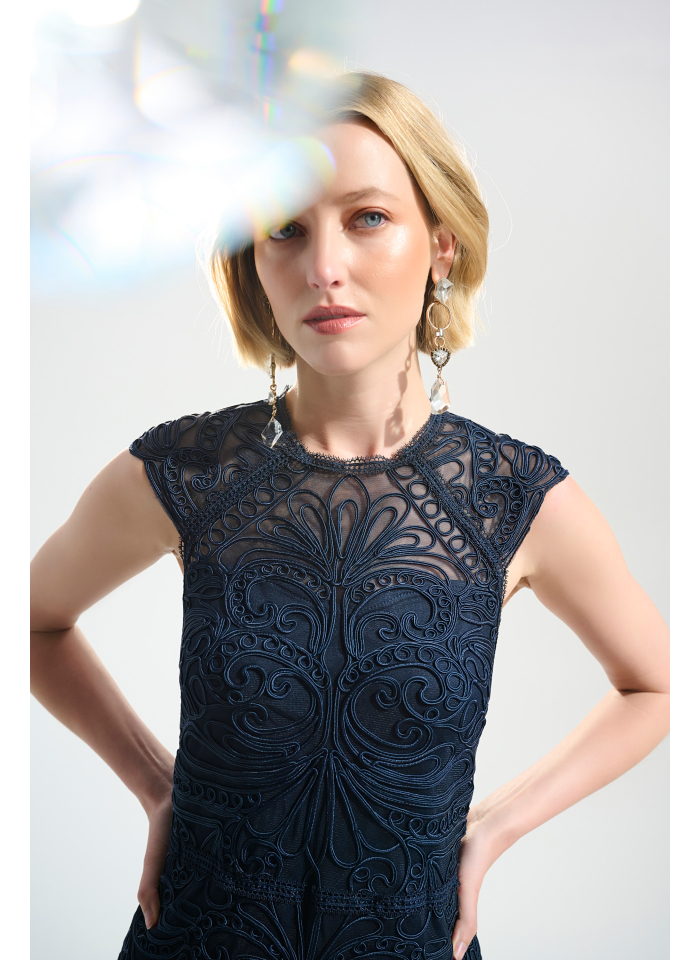 Joseph Ribkoff 261740 granatowa sukienka zdobiona gipiurą