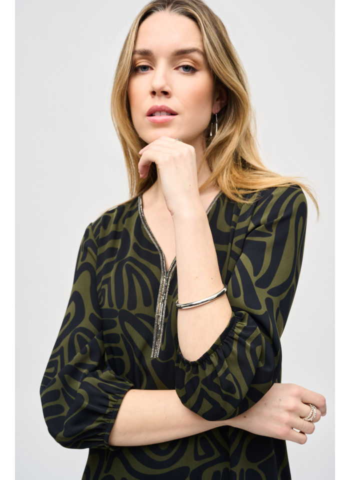 Joseph Ribkoff 243154 sukienka z rękawem 3/4 ze zdobionym dekoltem