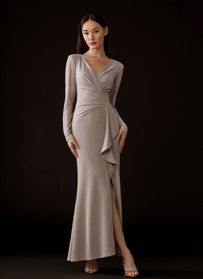 Joseph Ribkoff 243793 Beżowa, połyskująca suknia z ozdobną falbaną