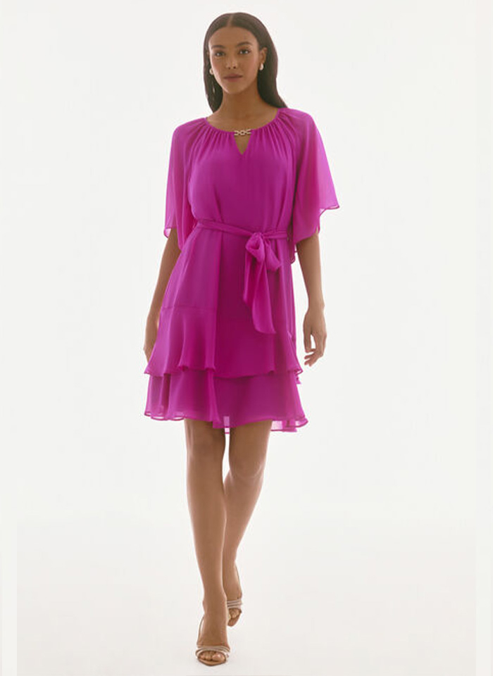 Joseph Ribkoff 251765 Zwiewna sukienka z połyskująca ozdobą w dekolcie.