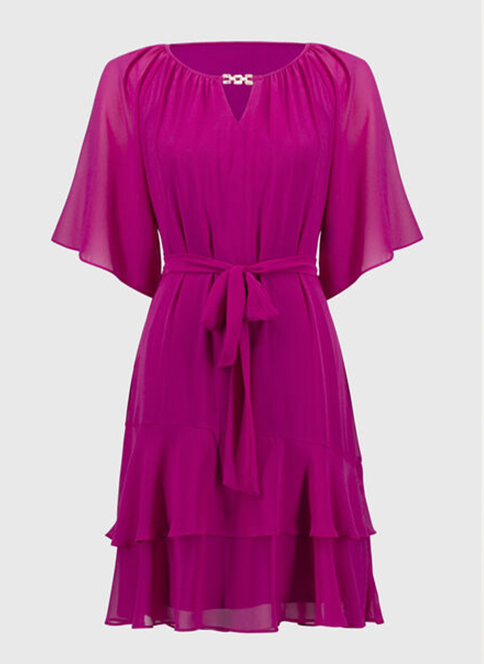 Joseph Ribkoff 251765 Zwiewna sukienka z połyskująca ozdobą w dekolcie.