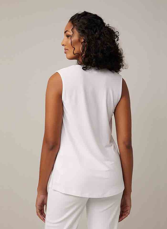 Joseph Ribkoff, Bluzka bez rękawów z ozdobnymi guzikami.