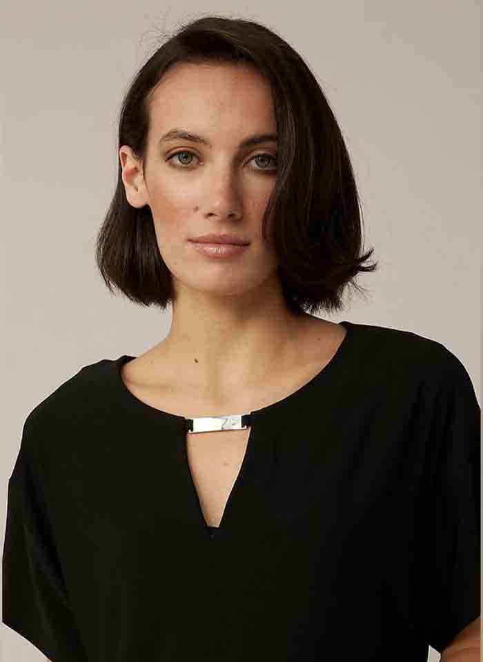 Joseph Ribkoff, Czarna bluzka z białym kwiecistym wzorem.