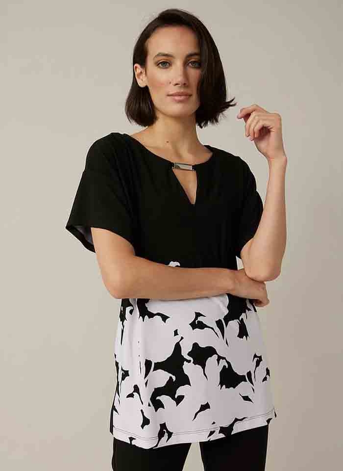 Joseph Ribkoff, Czarna bluzka z białym kwiecistym wzorem.
