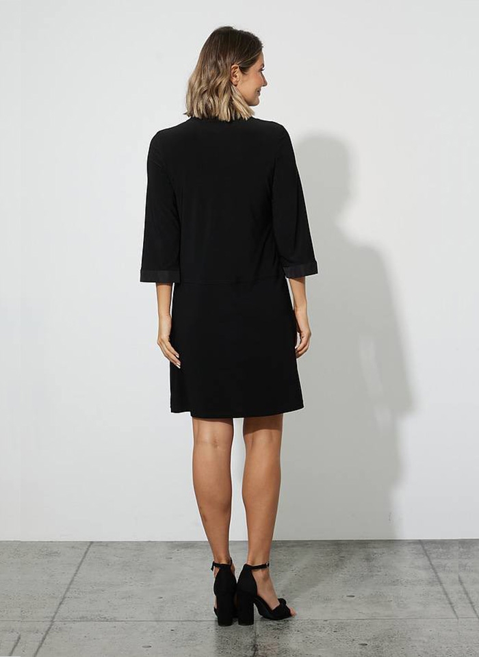 Joseph Ribkoff. Czarna sukienka w sportowym stylu.