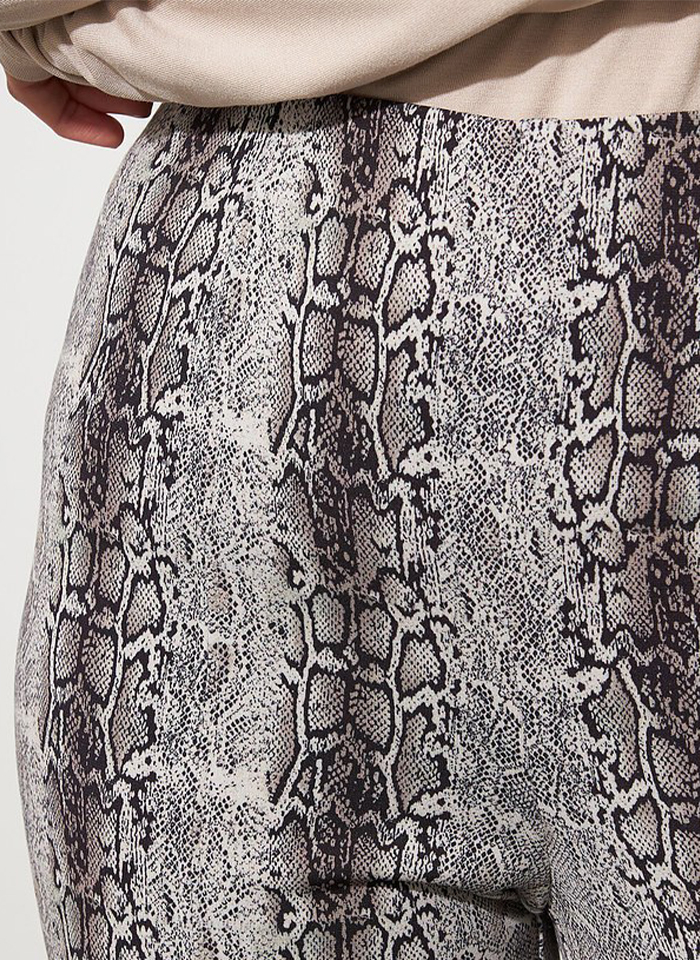 Joseph Ribkoff. Spodnie w zwierzęcy print w odcieniach beżu.