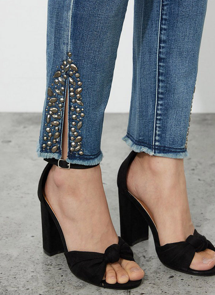 Joseph Ribkoff 223941 Niebieskie jeansy ze zdobieniem na nogawkach.