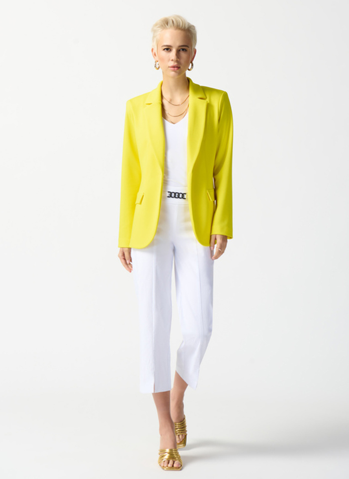 Joseph Ribkoff. Białe spodnie z pękniętą nogawką.