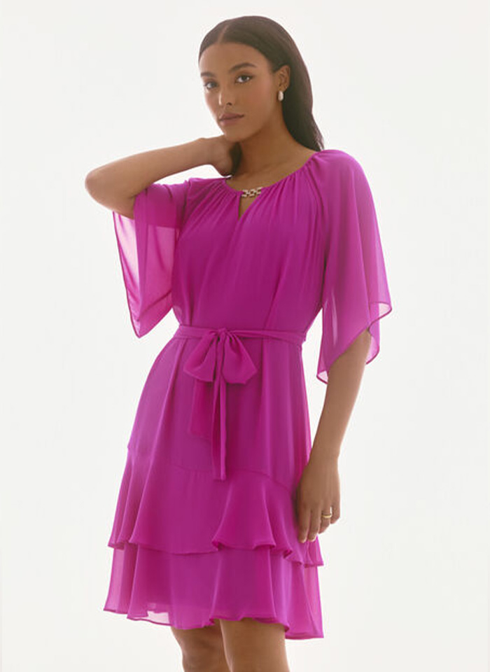 Joseph Ribkoff 251765 Zwiewna sukienka z połyskująca ozdobą w dekolcie.